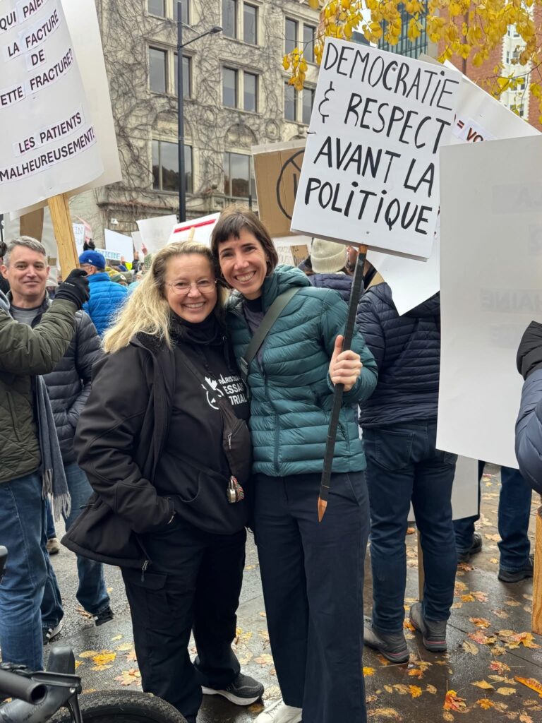 La présidente de l’AOQ, Dre Véronique Godbout, ainsi qu’une membre de l’ACO, Dre Stephanie Hinse, ont pris part aux manifestations qui ont rassemblé des dizaines de milliers de médecins à travers la province plus tôt cet automne.